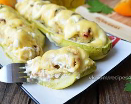 Кабачки с курицей и яблоком