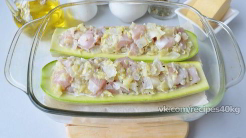 кабачки с курицей и яблоком