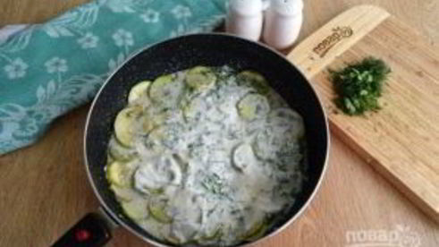 кабачки, тушенные в сметане