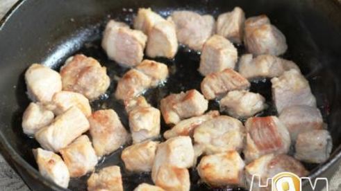 капуста тушеная со свининой в сметане