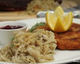 Капуста, тушенная с яблоками