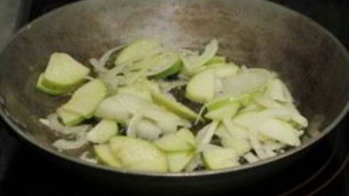 капуста, тушенная с яблоками