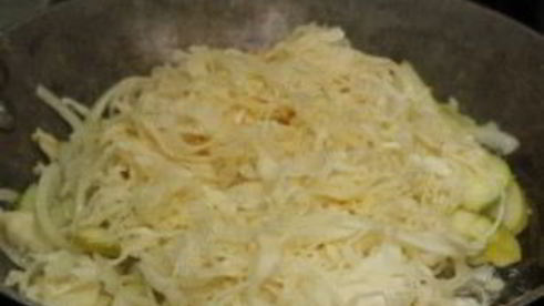 капуста, тушенная с яблоками