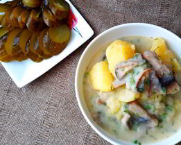 Картофель, тушенный в сметанном соусе с грибами