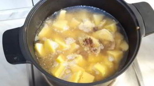 картофель, тушенный в сметанном соусе с грибами