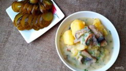 картофель, тушенный в сметанном соусе с грибами