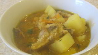 Картошка со свининой, тушенная в кастрюле