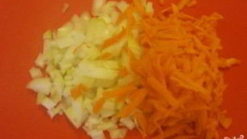 картошка со свининой, тушенная в кастрюле