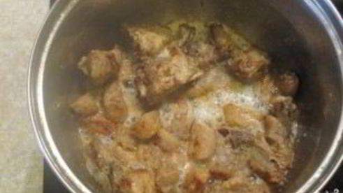 картошка со свининой, тушенная в кастрюле