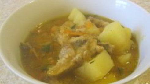 картошка со свининой, тушенная в кастрюле