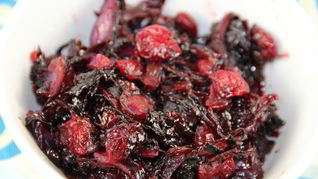 Красная капуста с бальзамическим уксусом и клюквой
