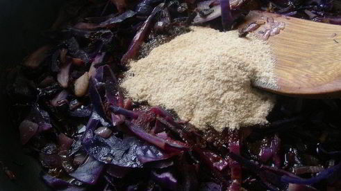 красная капуста с бальзамическим уксусом и клюквой