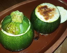 Круглые цукини, запеченные с курицей и лабне