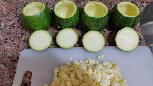 круглые цукини, запеченные с курицей и лабне