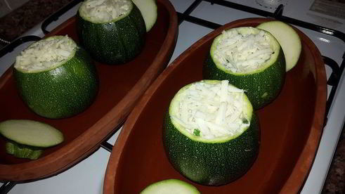 круглые цукини, запеченные с курицей и лабне