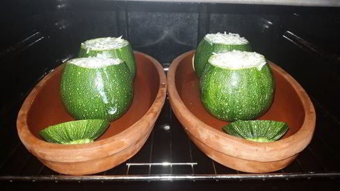 круглые цукини, запеченные с курицей и лабне