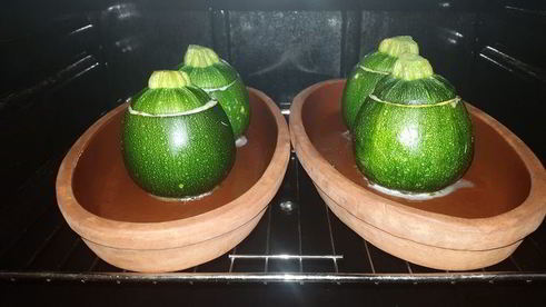 круглые цукини, запеченные с курицей и лабне