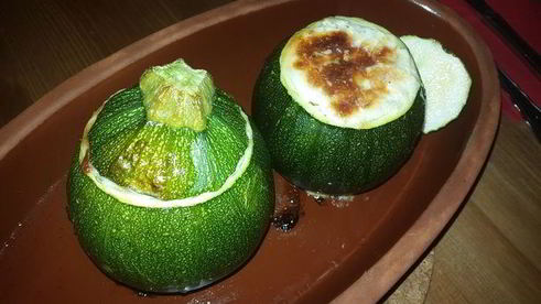 круглые цукини, запеченные с курицей и лабне