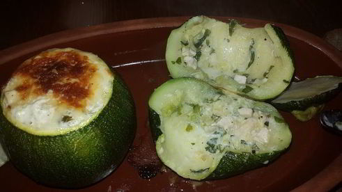 круглые цукини, запеченные с курицей и лабне