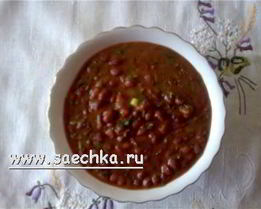 Лобио — фасоль в зернах в глиняном горшочке