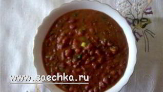 Лобио — фасоль в зернах в глиняном горшочке