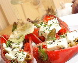 Печеные фаршированные сладкие перцы с черри, фетой и тимьяном