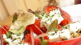 Печеные фаршированные сладкие перцы с черри, фетой и тимьяном