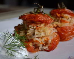 Помидоры запеченные с рисом и филе курицы