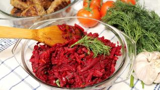 Свекла тушеная с морковью и луком