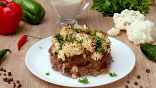 Цветная капуста с мясом и соусом бешамель