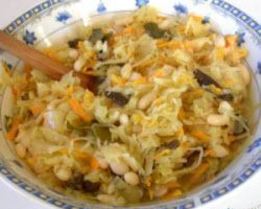 Тушеная кислая капуста с фасолью