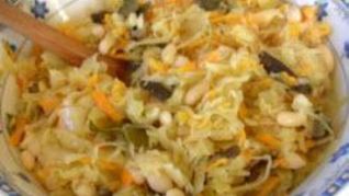 Тушеная кислая капуста с фасолью