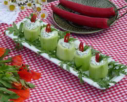 Закусочные фаршированные огурцы Свечи