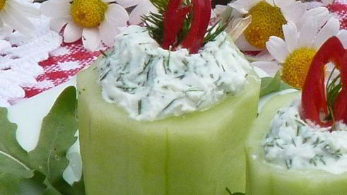 закусочные фаршированные огурцы свечи