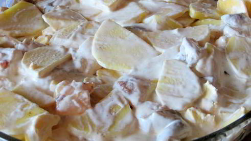 запеченный картофель с рыбой и грибами