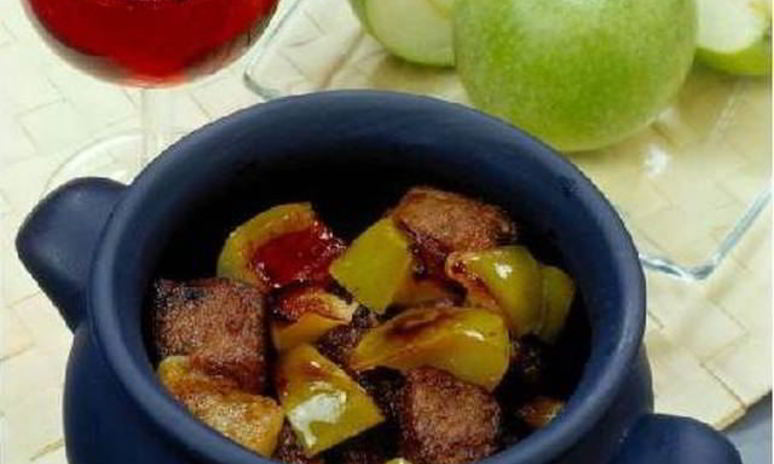 Рецепт ароматной печени с яблоками в горшочке
