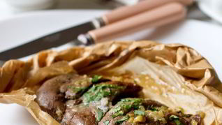 Кроличья печень с луком в конверте из пергамента