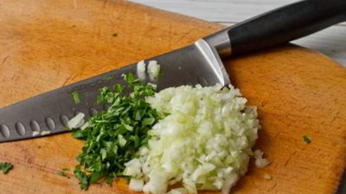 кроличья печень с луком в конверте из пергамента