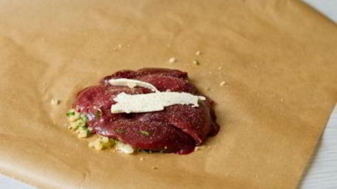 кроличья печень с луком в конверте из пергамента