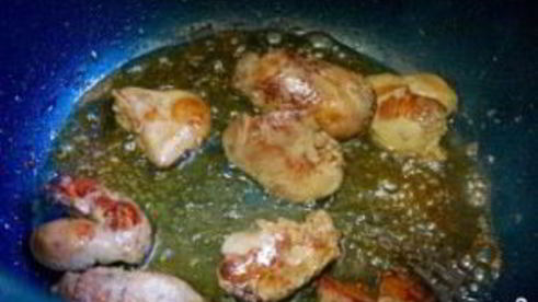 куриная печень под соусом