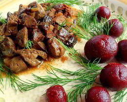 Куриная печень с черносливом и свеклой