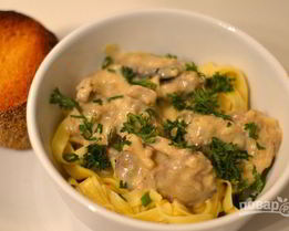 Куриная печень с грибами в сливочном соусе