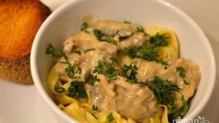 Куриная печень с грибами в сливочном соусе