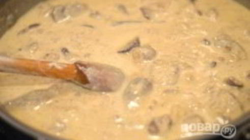 куриная печень с грибами в сливочном соусе