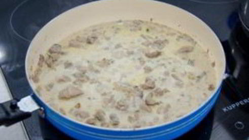 куриная печень с грибами в сметане