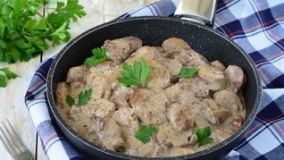 Куриная печень с грибами