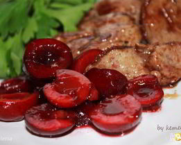 Куриная печень с маринованной черешней