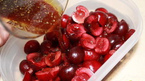 куриная печень с маринованной черешней