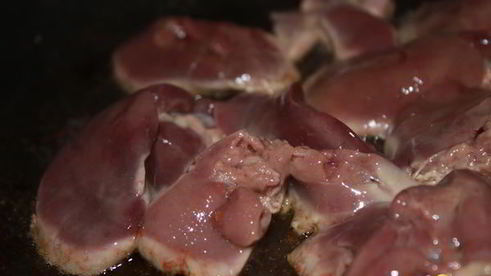 куриная печень с маринованной черешней