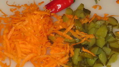 куриная печень с солеными огурцами в мв-скороварке